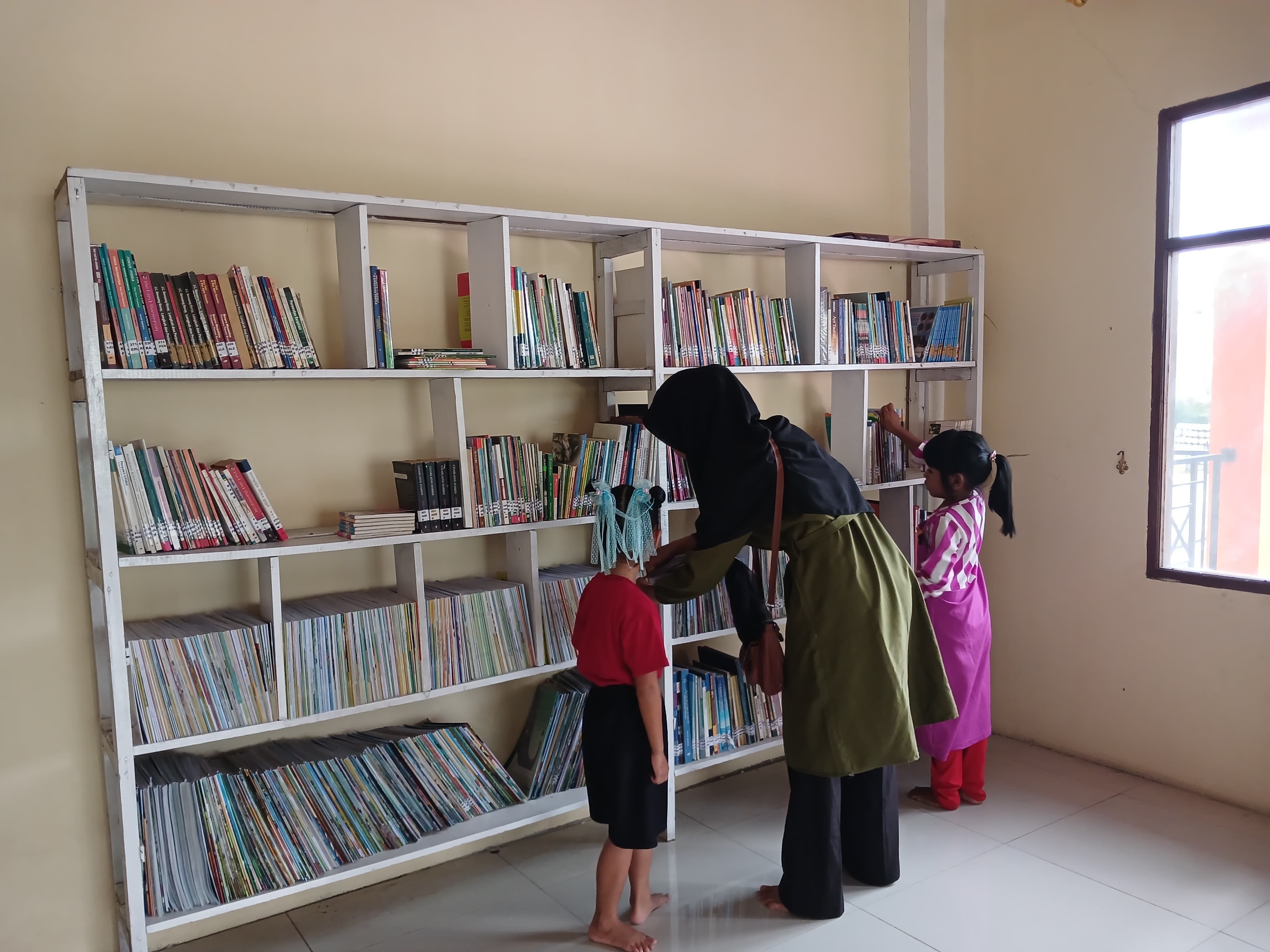 Cover Mengajarkan Si Kecil Senang Membaca